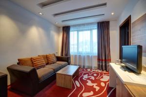 TV a/nebo společenská místnost v ubytování Hotel Ave Lux