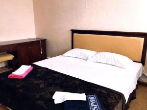 En eller flere senge i et værelse på Hotel Lunny Bereg