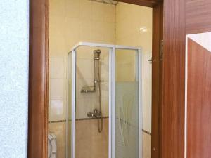マハチカラにあるHotel Lunny Beregのバスルーム(ガラスドア付きのシャワー付)