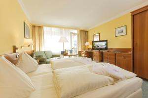 Postel nebo postele na pokoji v ubytování Thermenhotel Apollo