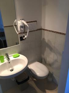 uma casa de banho com um WC branco e um lavatório. em Affittacamere Penasa em Rabbi