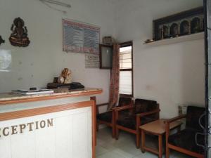 Area lobi atau resepsionis di Srinivasa Lodge