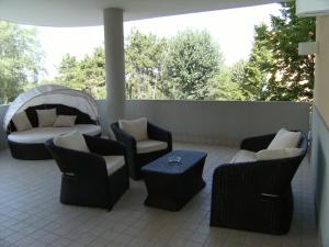 patio z krzesłami, kanapą i stołem w obiekcie Hotel Europa w Bibione