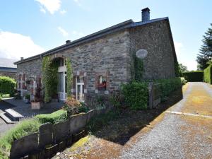 JehonvilleにあるAn old farmhouse in a peaceful Ardennes village on the edge of the forestの蔦の壁面のレンガ造り