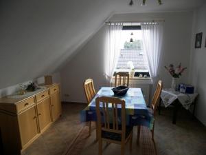 バンシンにあるFerienwohnung im 2_Familien_Hausのキッチン(テーブル、椅子付)、窓