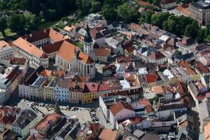 Pemandangan umum bagi Jindrichuv Hradec atau pemandangan bandar yang diambil dari apartmen
