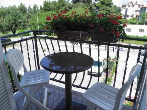 d'une table et de chaises sur un balcon fleuri dans l'établissement Apartment Ivica, à Poreč