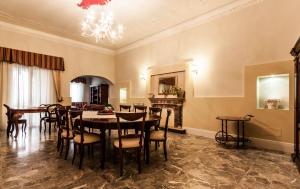 - une salle à manger avec une table et des chaises dans l'établissement Dimora Antica Pianella, à Pianella