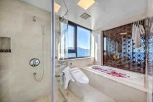 Phòng tắm tại Paris Deli Danang Beach Hotel