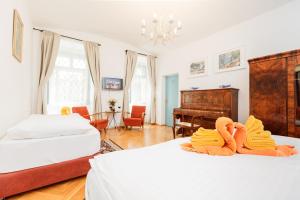 sypialnia z 2 łóżkami i pianinem w obiekcie Prague Siesta Apartments w Pradze