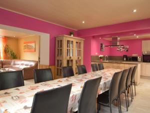 una sala de conferencias con una mesa larga y sillas en Cozy Holiday Home in Stoumont with Sauna and Jacuzzi, en La Gleize
