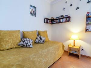 uma sala de estar com um sofá com duas almofadas em This warm and comfortable apartment em Lagos