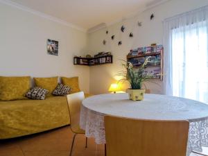uma sala de estar com uma mesa e um sofá em This warm and comfortable apartment em Lagos