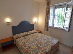 a bedroom with a bed and a window at Belvilla by OYO Lido Estensi Bilo Doria in Lido degli Estensi