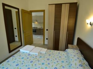 um quarto com uma cama com duas toalhas em Belvilla by OYO Tramonto di Salento grande em Torricella