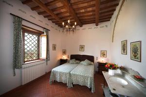 um quarto com uma cama e um lavatório em Ormanni nel Chianti Classico em Barberino di Val dʼElsa
