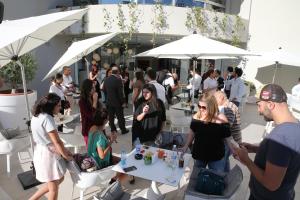 een menigte mensen die rond tafels met parasols staan bij The Key Beirut in Beiroet +134 foto's