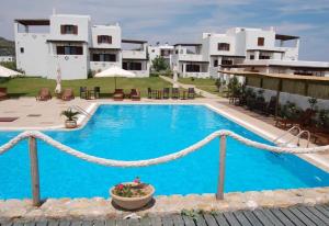 Bazén v ubytování Vina Beach Hotel nebo v jeho okolí
