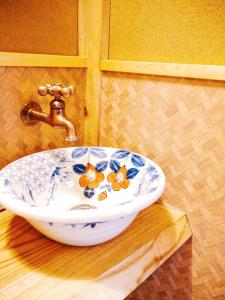 un lavabo con una flor pintada en él en K's Villa Hida-an, en Takayama