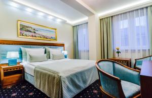 pokój hotelowy z łóżkiem i krzesłem w obiekcie Grein Hotel w mieście Rzeszów