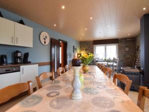 cocina y comedor con mesa larga y sillas en Furnished Holiday Home in Tillet with Private Terrace, en Gérimont