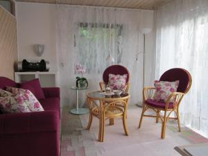 sala de estar con sofá, mesa y sillas en Ferienwohnung Bambusgarten, en Mössingen