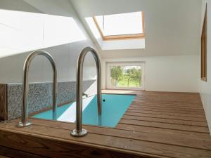 Bazén v ubytování Cozy Holiday Home in Sainte-Ode with Sauna nebo v jeho okolí
