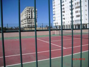 Apartamento Valdelagranaの敷地内または近くにあるテニス施設またはスカッシュ施設