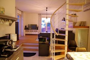 una sala de estar con una escalera de caracol en una habitación en Holiday Home Nevista, en Sumartin