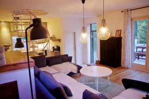 una sala de estar con un sofá y una mesa en Holiday Home Nevista, en Sumartin