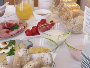 ein Tisch mit vielen Schüsseln Essen drauf in der Unterkunft Hotel-Pension SCHLOSS -MIRAMAR in Bad Elster