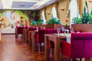 restauracja ze stołami i krzesłami z kieliszkami do wina w obiekcie Grein Hotel w mieście Rzeszów