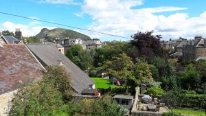 een dorp met huizen en een groene tuin bij Capital House in Edinburgh