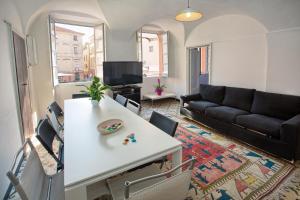 a living room with a white table and a couch at Casa del Borgo in Finale Ligure