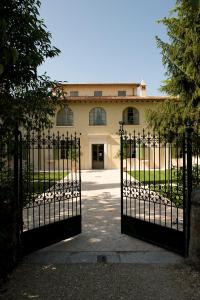 an iron gate in front of a building at Relais Corte Cavalli in Ponti Sul Mincio