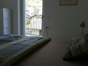 テルメーノにあるFerienwohnung Palmaの大きな窓付きのベッドルームのベッド1台