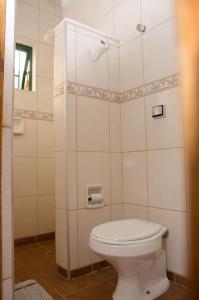 a bathroom with a toilet and a shower at Hotel Primavera Indaiatuba in Indaiatuba