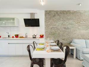 cocina y comedor con mesa blanca y sillas en Apartment Las Burras, en San Agustín