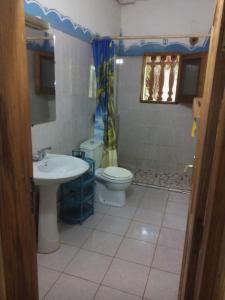 a bathroom with a toilet and a sink at Guesthouse Dalal ak Jàmm in Mbour