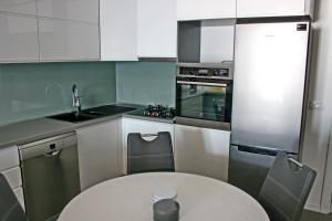 Kuchyň nebo kuchyňský kout v ubytování Apartment Mira II