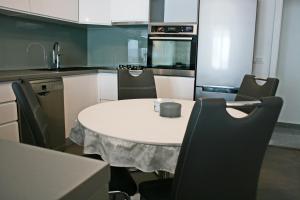 Kuchyň nebo kuchyňský kout v ubytování Apartment Mira II