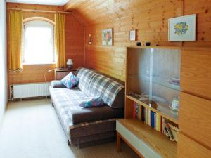 una sala de estar con sofá en una cabaña en Ferienwohnung Baade, en Dresden