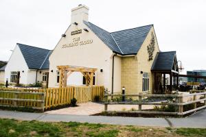 une église avec une clôture en bois devant elle dans l'établissement Starling Cloud, à Aberystwyth