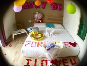金馬崙高原的住宿－弗洛拉普盧斯酒店，儿童卧室,配有一张带派对标志的床