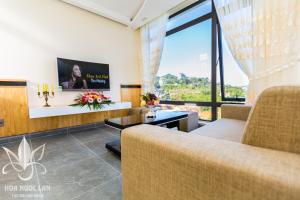 TV a/nebo společenská místnost v ubytování Hoa Ngoc Lan - The Orchid Villa Dalat