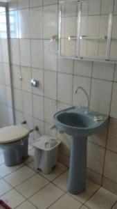 łazienka z umywalką i toaletą w obiekcie Hotel San Marino w mieście Goianésia