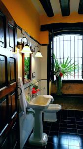 baño con lavabo blanco y ventana en Hostal Palacio Jaureguia, en Irurita