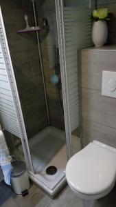 Kylpyhuone majoituspaikassa Vakantiehuisje Bredene