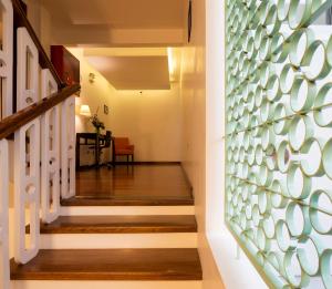 a hallway with stairs and a wall of glass art at Hotel Casa Beltran in Arica