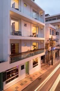 un edificio de apartamentos con balcones en una calle de la ciudad en Hotel Casa Beltran, en Arica